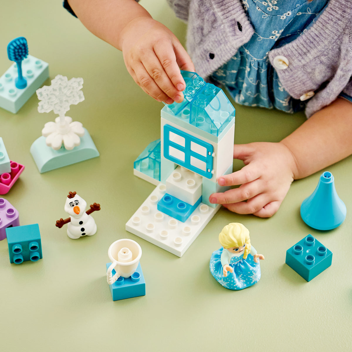 LEGO DUPLO 10462 Frozen Creative Box with Elsa and Olaf lifestyle