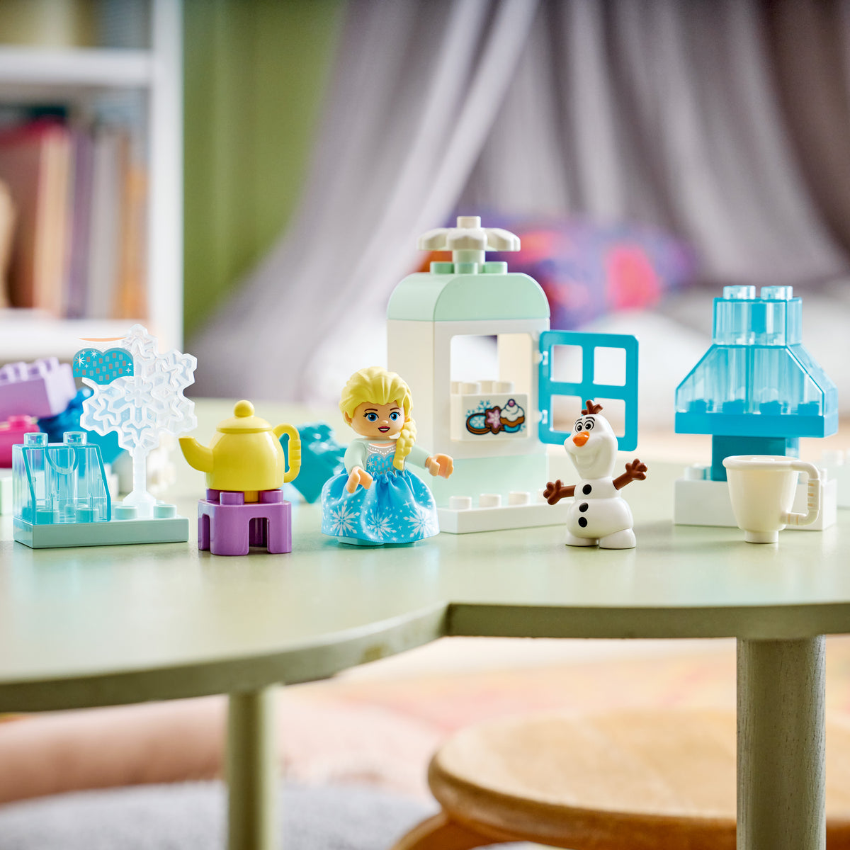LEGO DUPLO 10462 Frozen Creative Box with Elsa and Olaf lifestyle