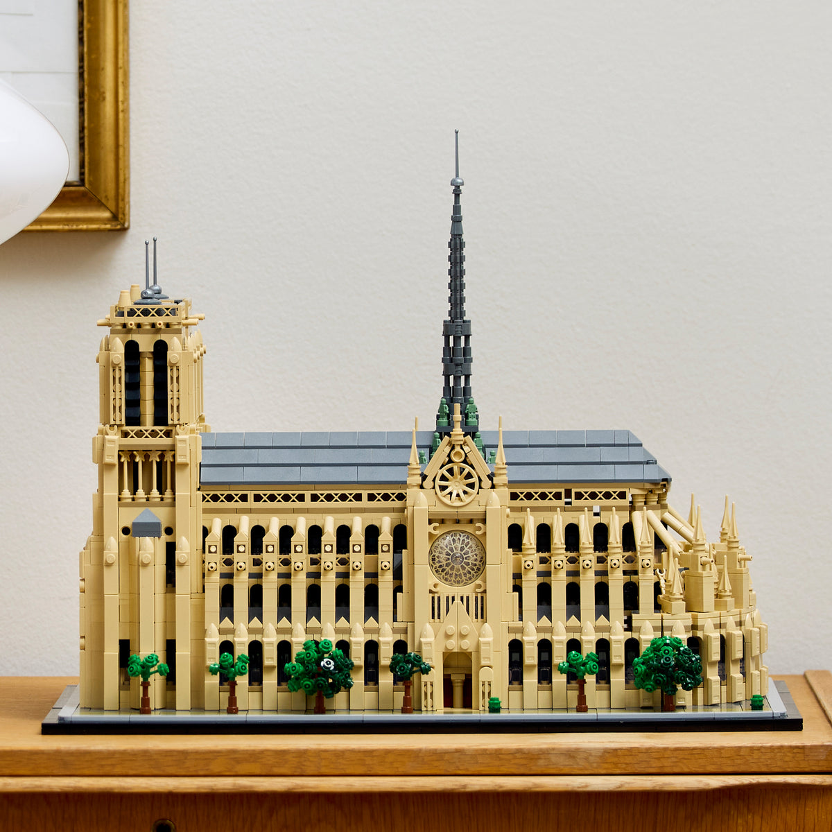 LEGO LEGO Architecture 21061 Notre-Dame de Paris lifestyle