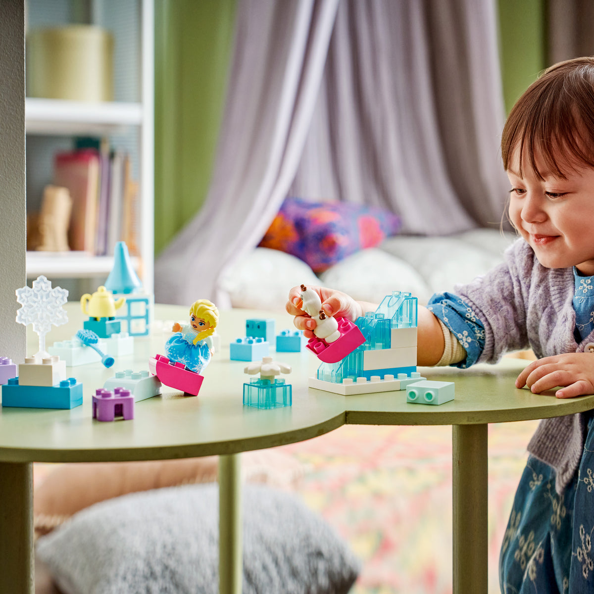 LEGO DUPLO 10462 Frozen Creative Box with Elsa and Olaf lifestyle