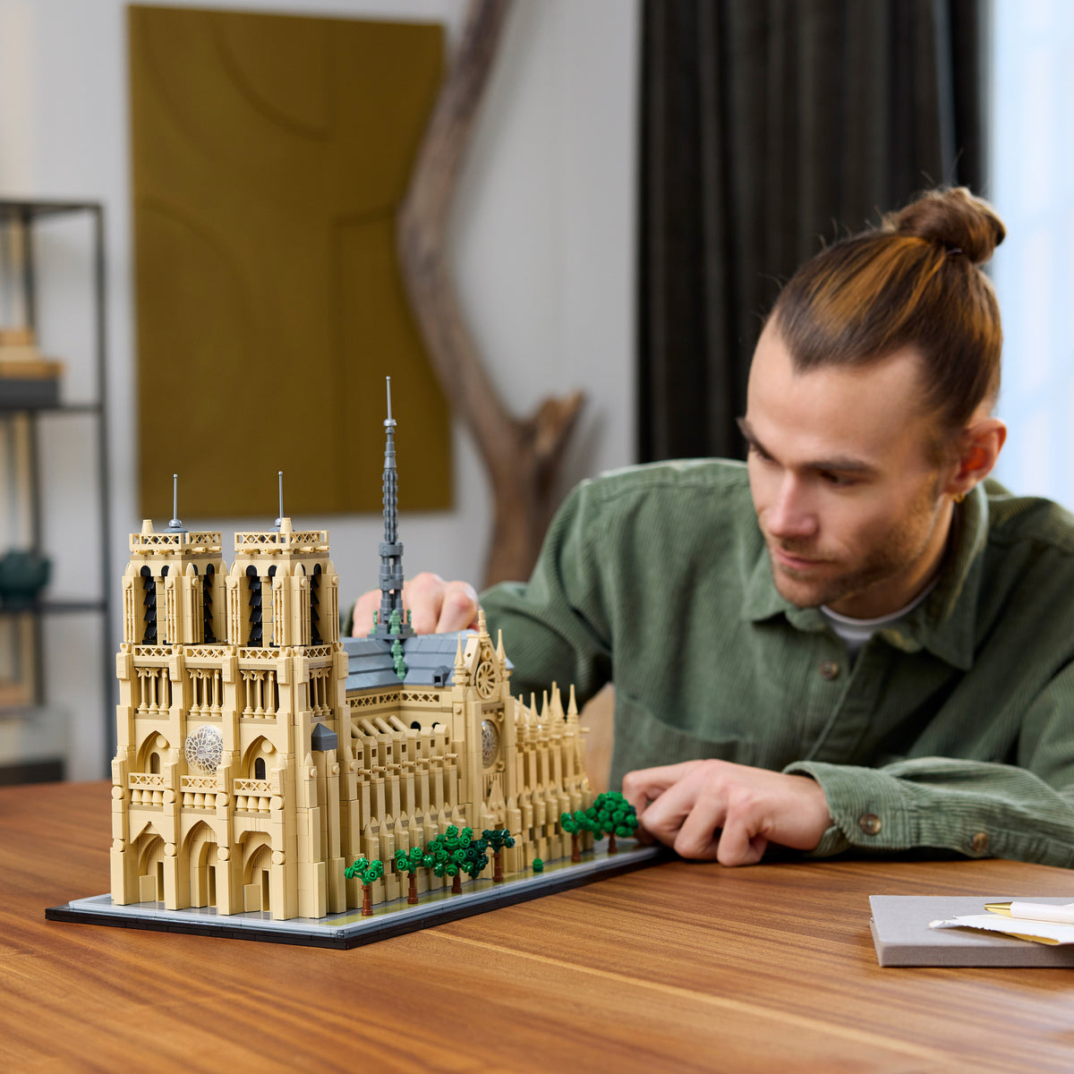 LEGO LEGO Architecture 21061 Notre-Dame de Paris lifestyle